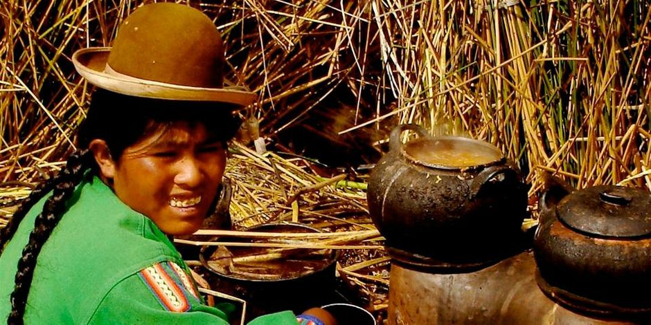 Uros is een eiland dat gemaakt is van riet. Het ligt in Titicacameer in het zuiden van Peru.